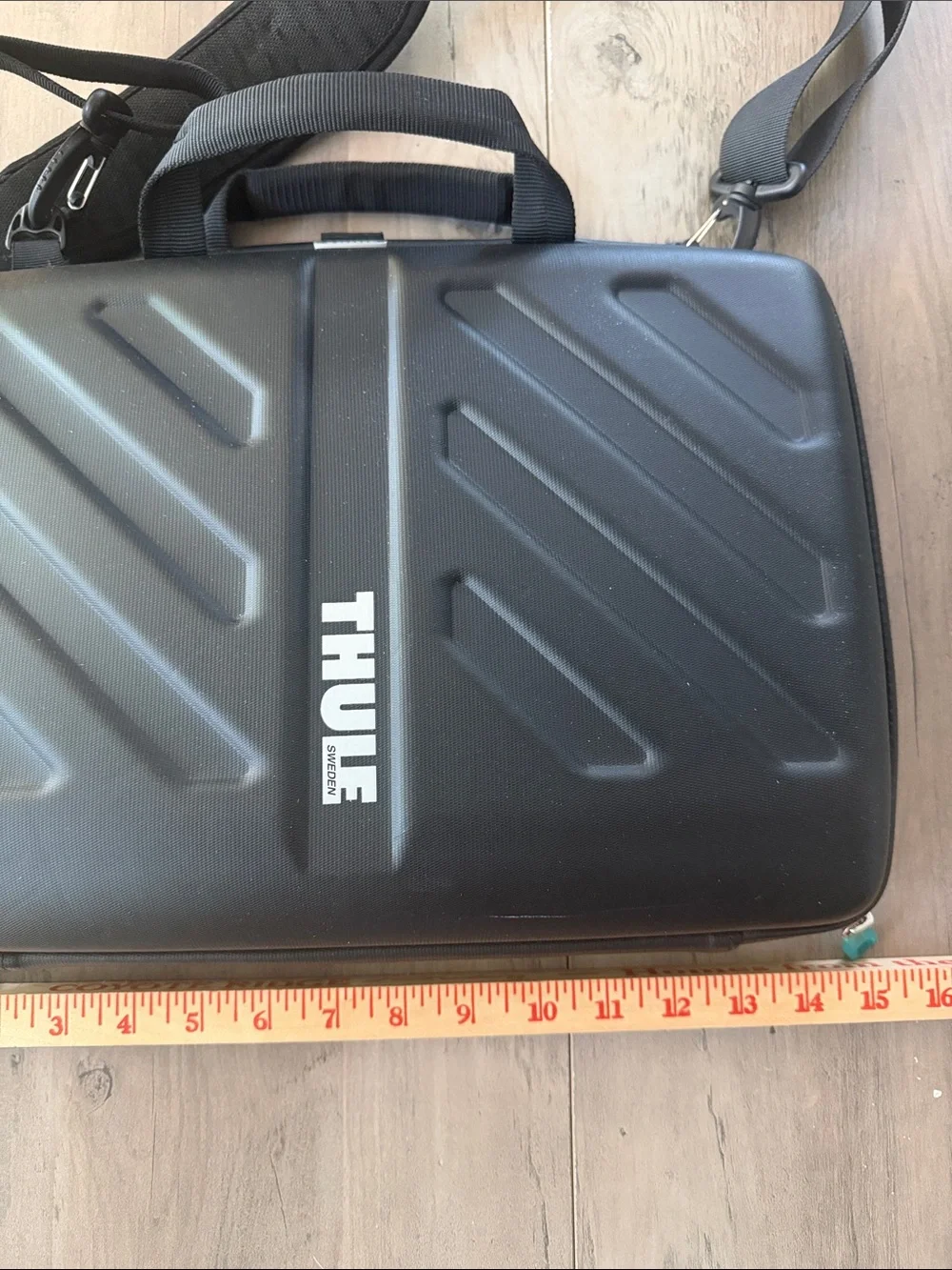 Thule Black Hard-Shell Laptop Messenger Case Shoulder Strap travel school work